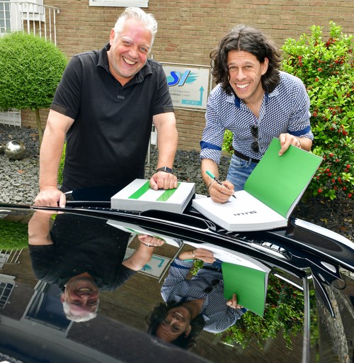 Christoph Mäder signiert das Porsche 911 R Buch für Thorsten Schlieker